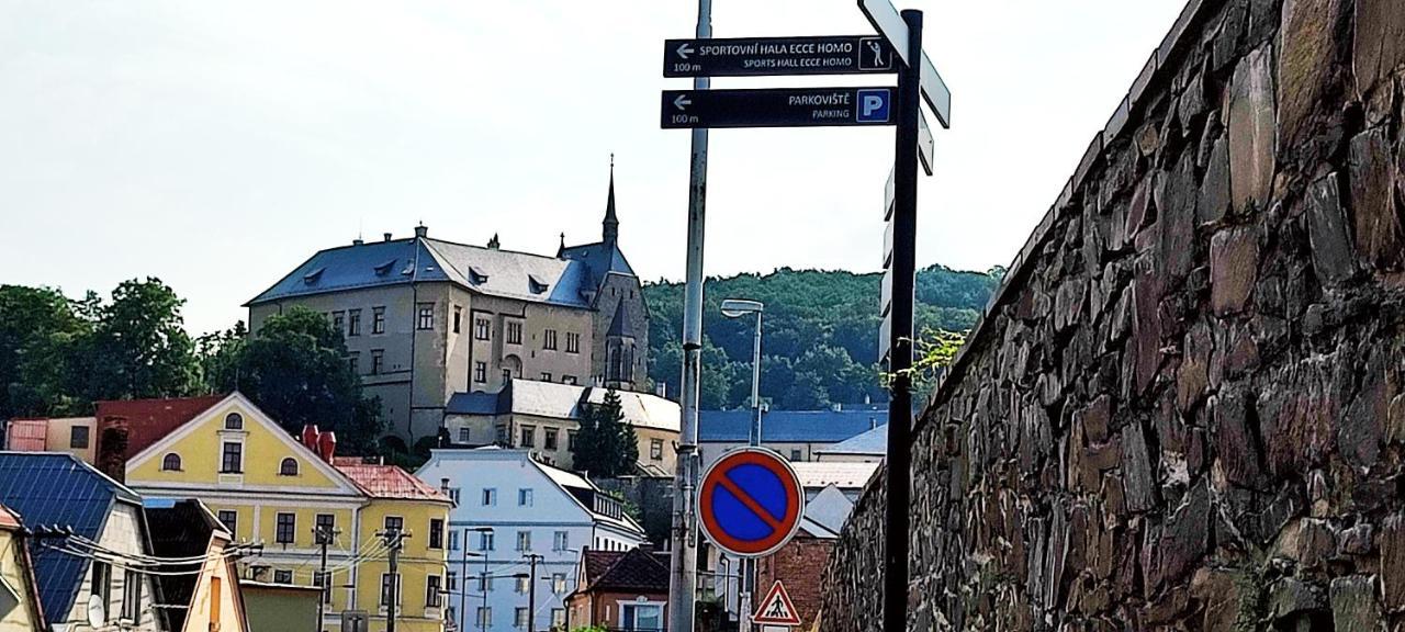 Apartmán pod Hradem NOVÉ WiFi/AC Šternberk Esterno foto