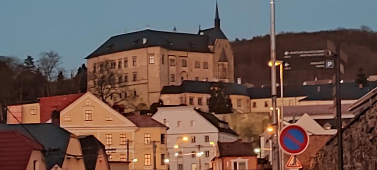 Apartmán pod Hradem NOVÉ WiFi/AC Šternberk Esterno foto